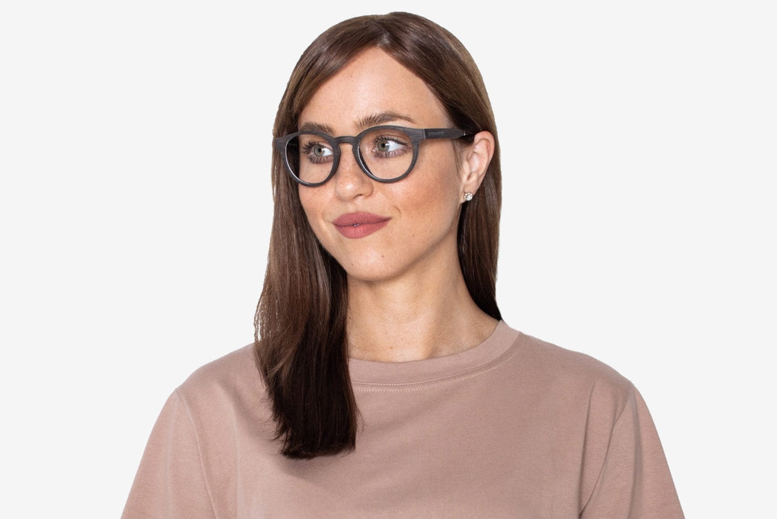 Mujer con Gafas de Madera de Roble Redondas Retro, Negras y Alegres