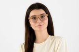 Mujer con gafas rubias, rectangulares y de madera de cebra amarilla