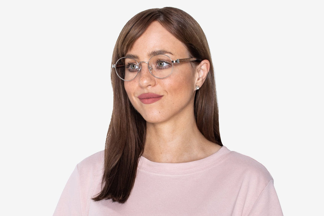 Mujer que lleva Joy Silver, Gafas redondas de metal plateado