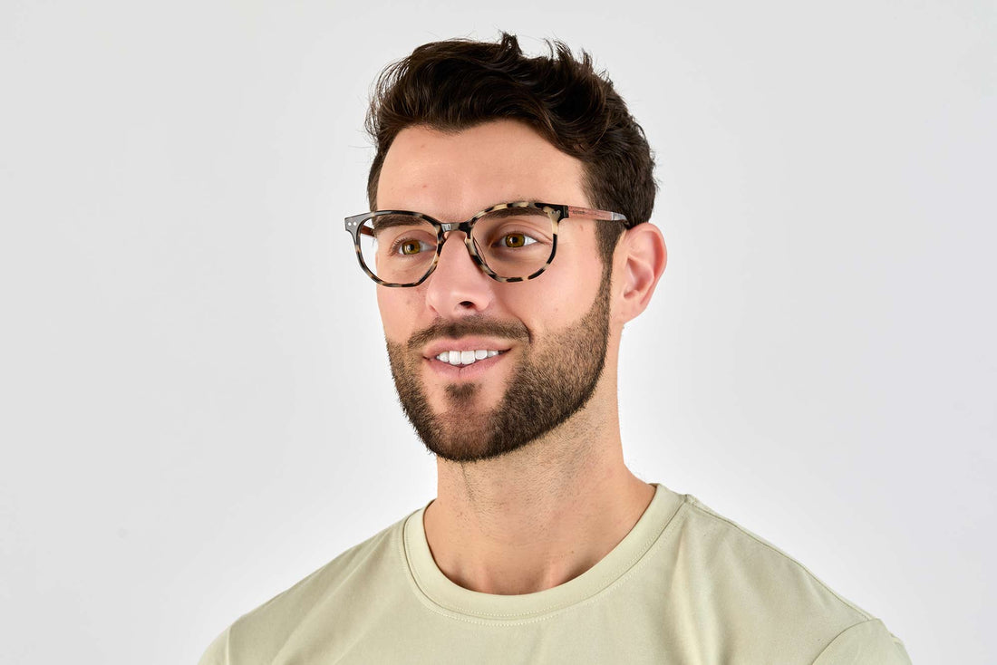 Hombre con gafas geométricas Faith marfil, tortuga marfil