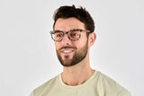 Hombre con gafas geométricas Faith marfil, tortuga marfil