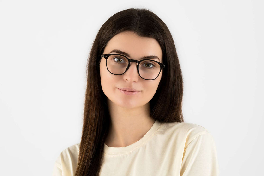 Mujer con Dash Black, gafas retro cuadradas de acetato negro