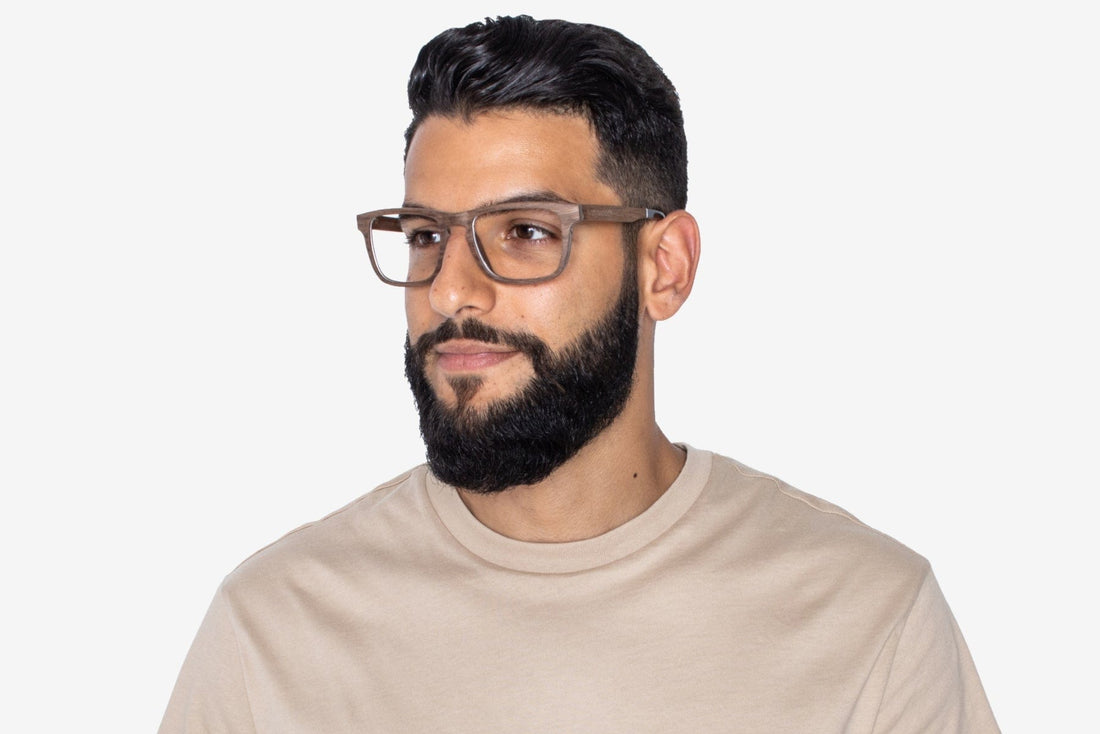 Hombre con gafas de madera de roble marrón, rectangulares y atrevidas