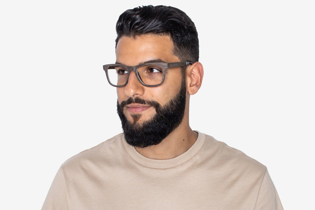 Hombre con gafas de madera de nogal, marrones y cuadradas