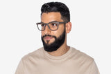 Hombre con gafas de madera de nogal, marrones y cuadradas