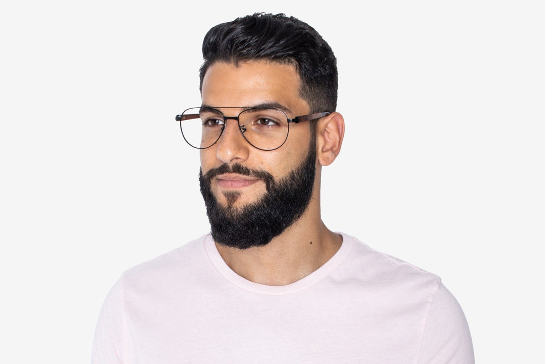 Hombre con gafas de aviador sobredimensionadas y de color negro