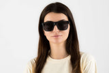 Mujer con Grayson, gafas de sol cuadradas azul marino