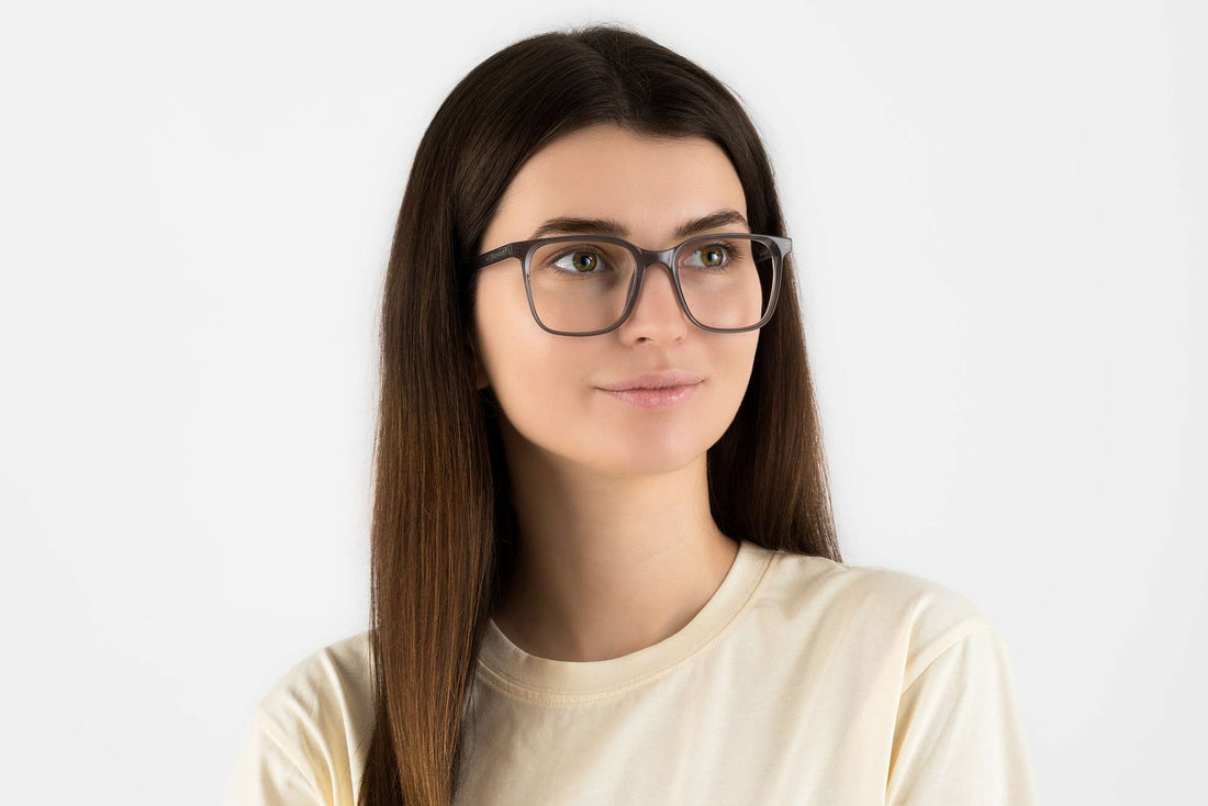 Mujer con gafas de acetato gris Marvel, sobredimensionadas y cuadradas