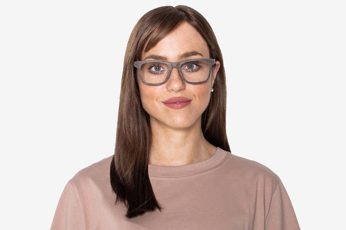 Mujer con gafas de madera de nogal, marrones y cuadradas