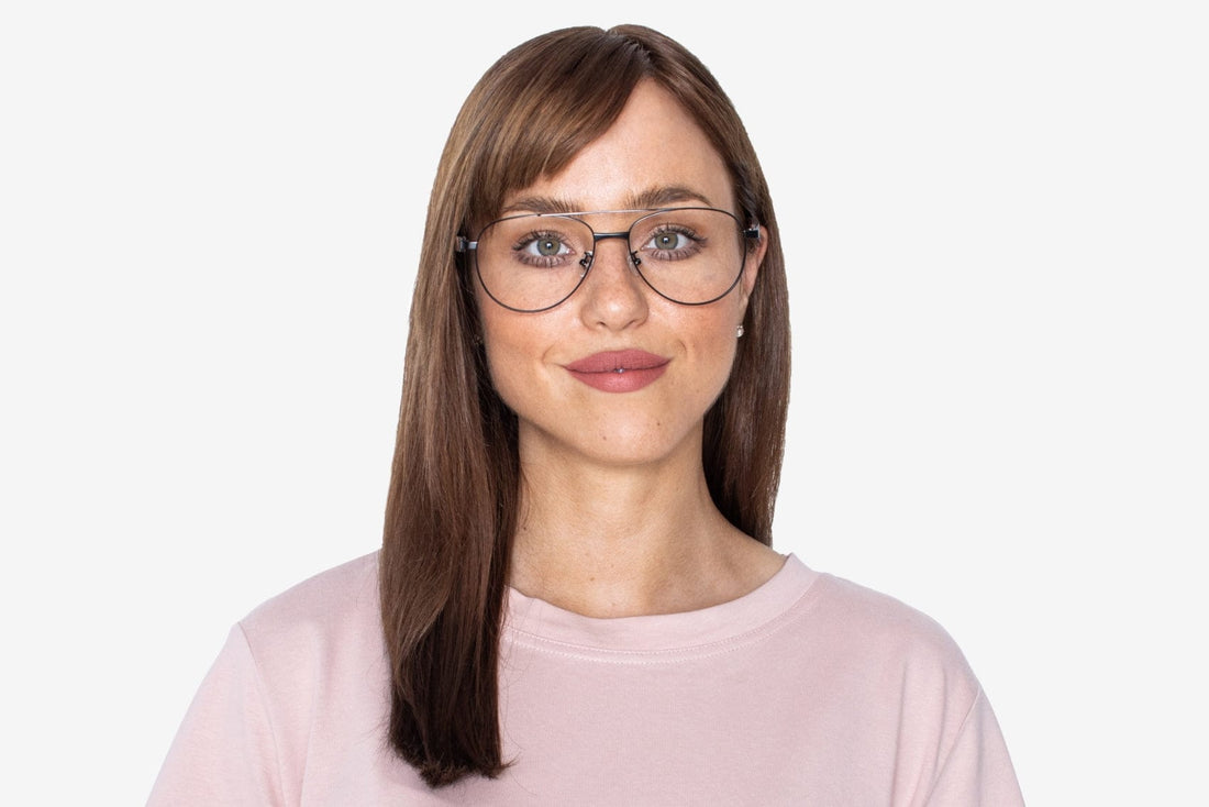 Mujer con gafas de aviador sobredimensionadas de color negro Purpose