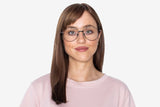 Mujer con gafas de aviador sobredimensionadas de color negro Purpose