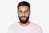 Hombre que lleva Joy Silver, gafas redondas de metal plateado