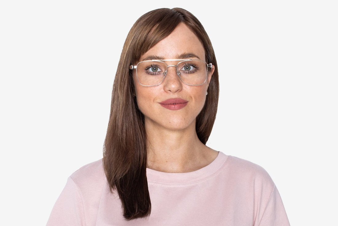 Mujer con gafas de aviador cuadradas retro Drive Silver