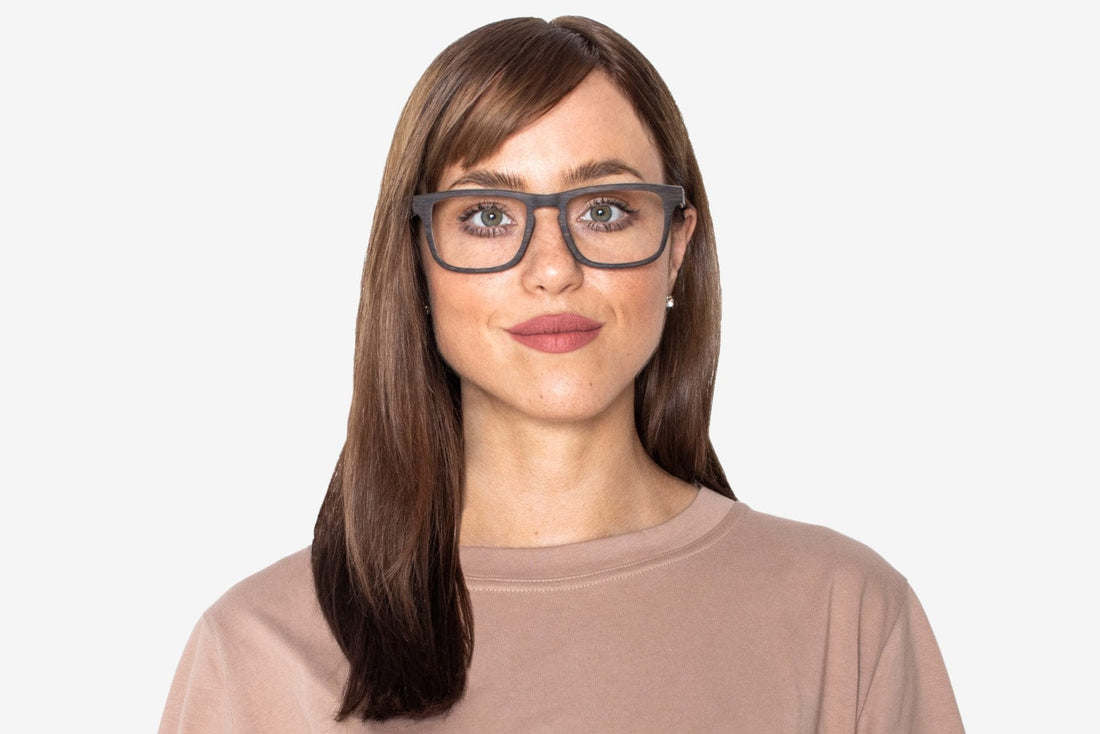 Mujer con Gafas Negras Negras Rectangulares de Madera de Roble Negro