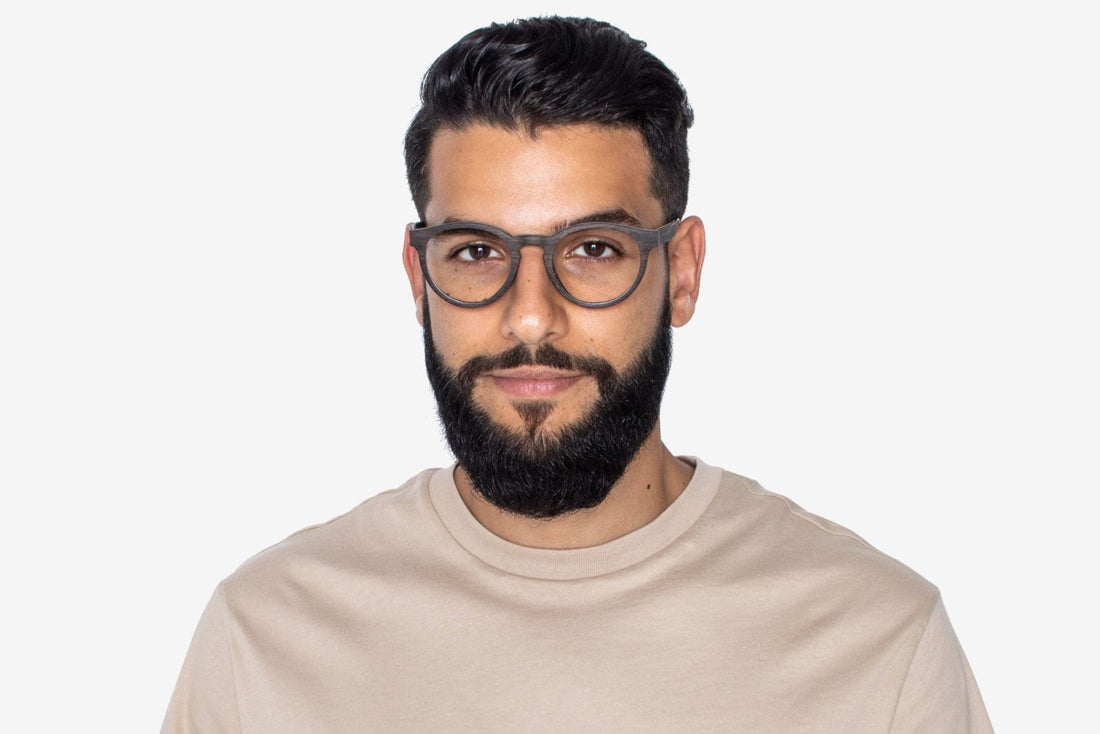 Hombre con Gafas de Madera de Roble Redondas Retro, Negras y Alegres