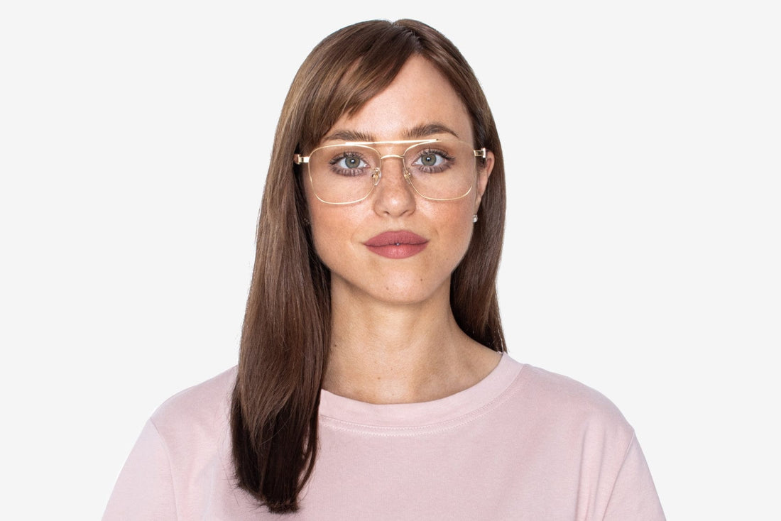 Mujer con gafas de aviador cuadradas retro Drive Gold
