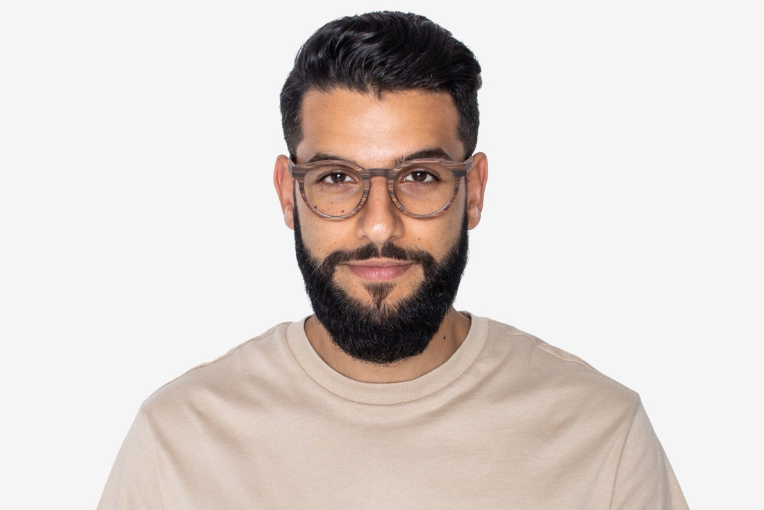Hombre con gafas retro redondas de palo de rosa