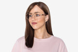 Mujer con gafas de aviador sobredimensionadas Purpose Gold