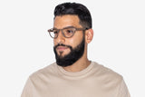 Hombre con gafas de madera cuadradas redondeadas de color marrón Harmony