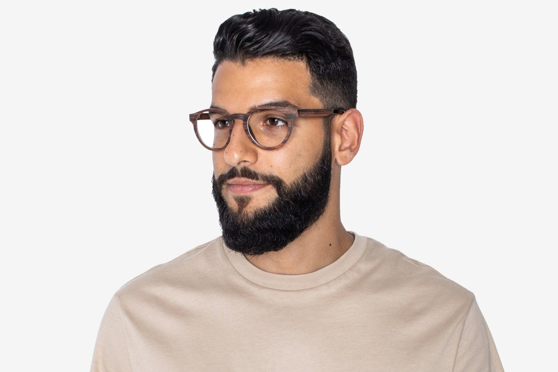 Hombre con gafas retro redondas de palo de rosa