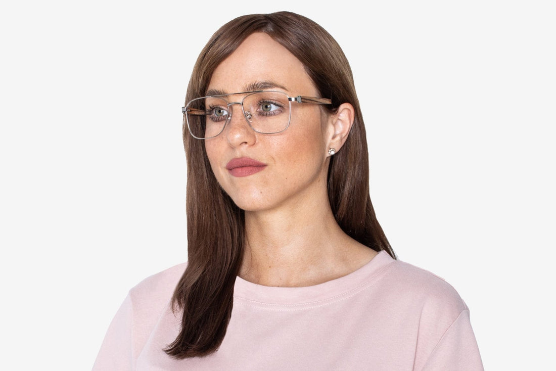 Mujer con gafas de aviador cuadradas retro Drive Silver