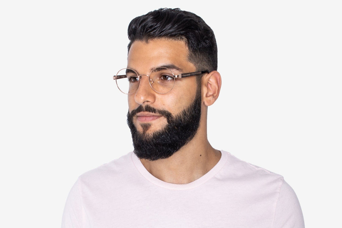 Hombre que lleva Joy Rose Gold, Gafas redondas de metal Rose Gold