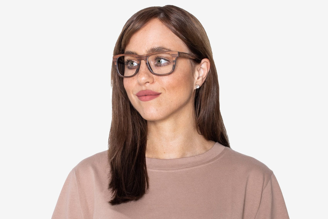 Mujer vestida de Rosa Valiente, gafas cuadradas de palo de rosa