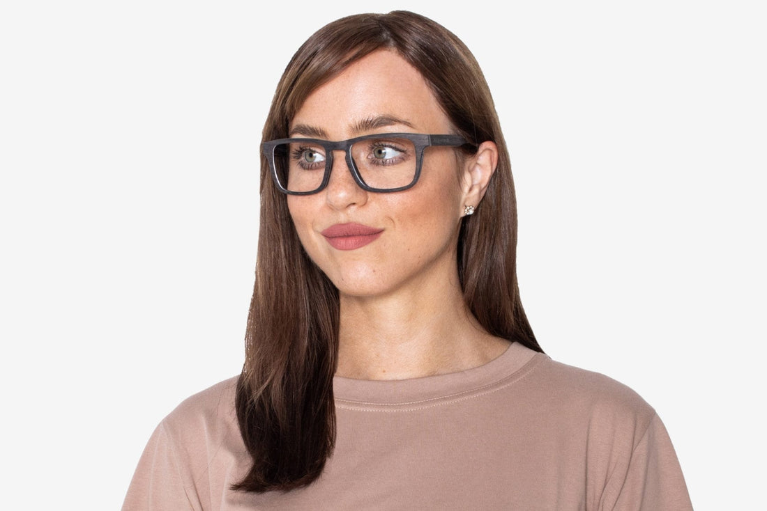 Mujer con Gafas Negras Negras Rectangulares de Madera de Roble Negro