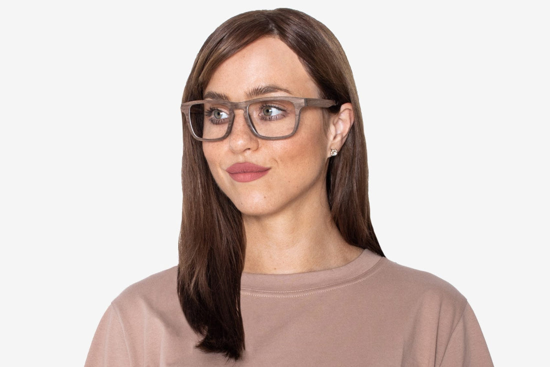 Mujer con gafas marrón oscuro, rectangulares de madera de roble marrón