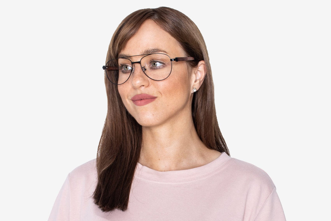 Mujer con gafas de aviador sobredimensionadas de color negro Purpose