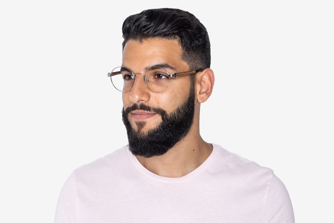 Hombre que lleva Joy Silver, gafas redondas de metal plateado