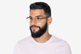 Hombre que lleva Joy Silver, gafas redondas de metal plateado