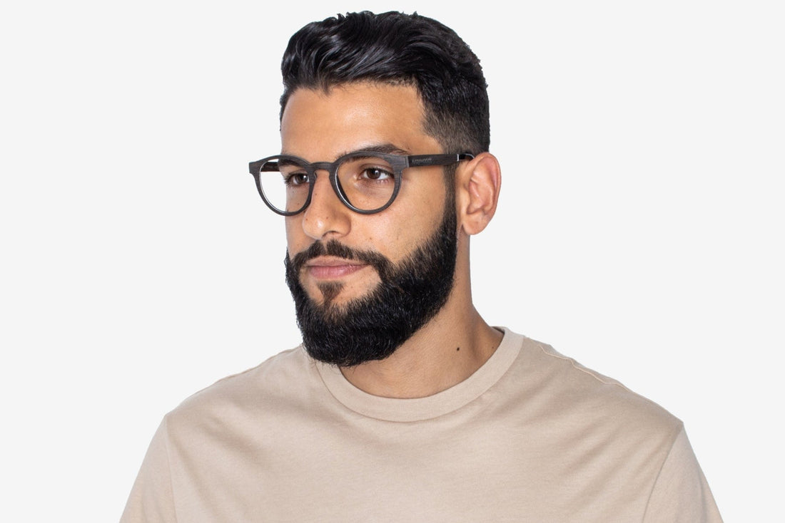 Hombre con Gafas de Madera de Roble Redondas Retro, Negras y Alegres