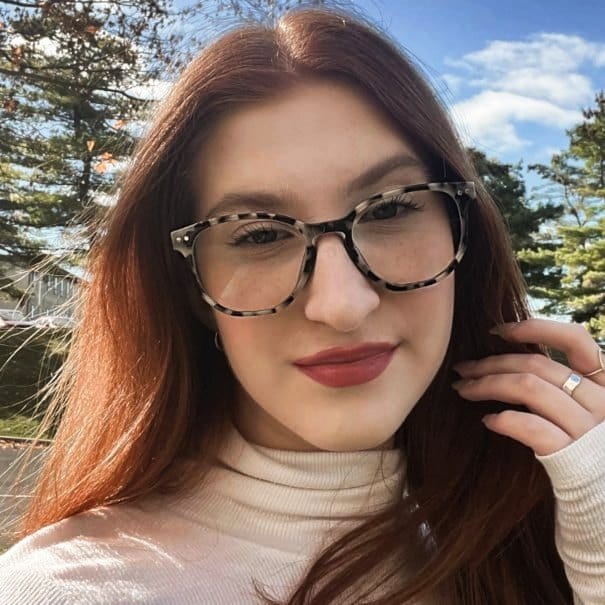 Mujer con gafas redondas Kraywoods