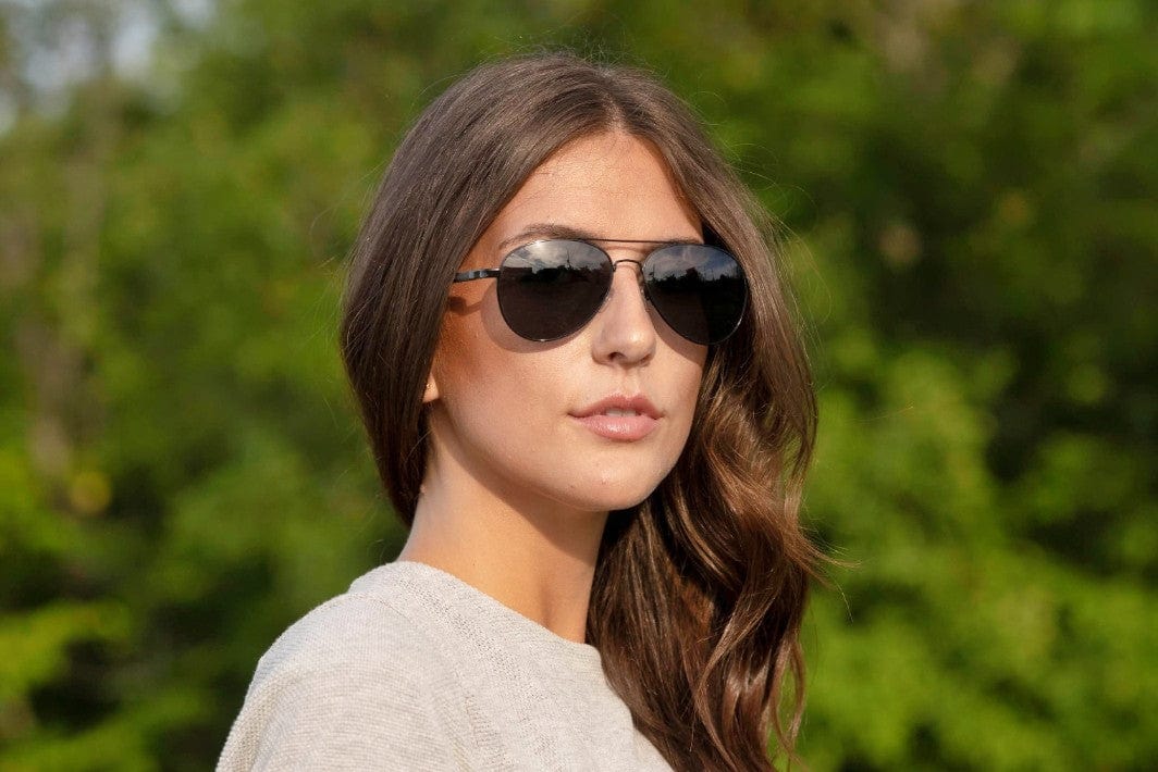 Mujer con Leo, gafas de sol de aviador negras con lente polarizada