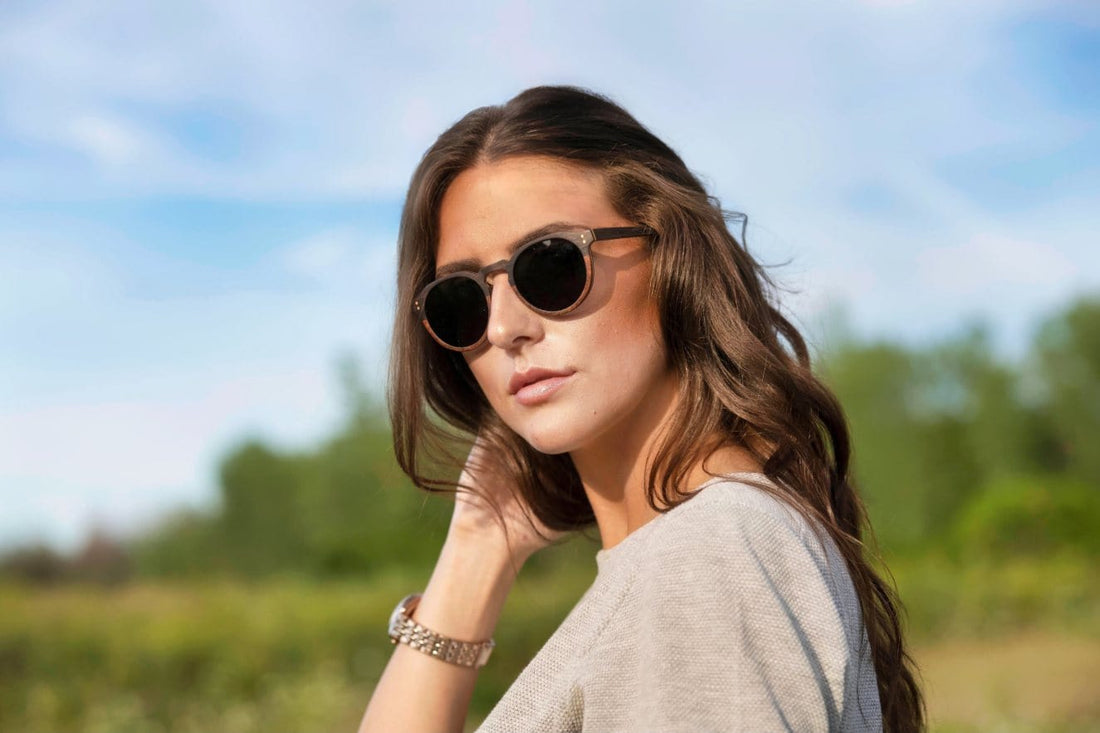 Mujer con gafas de sol Roseland, Retro Round Keyhole