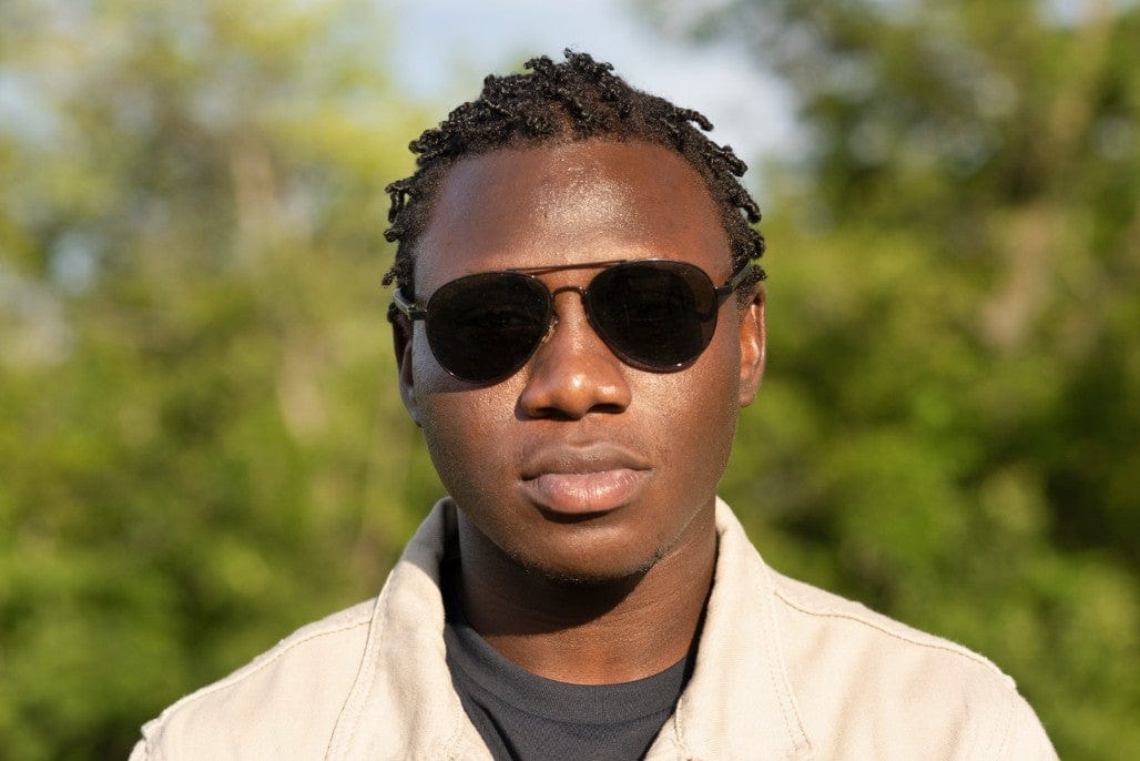 Hombre con Leo, gafas de sol de aviador negras con lente polarizada
