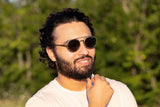 Hombre con gafas de sol Aspen plateadas, redondas y de doble puente