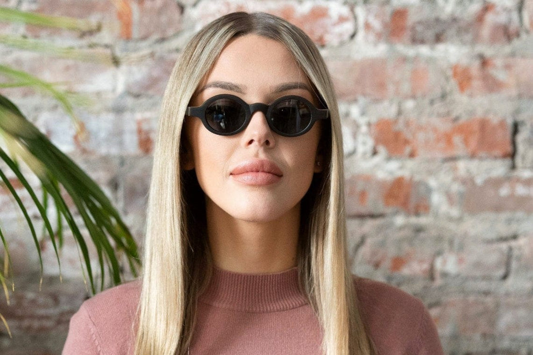 Mujer con Magnolia, gafas de sol redondas pequeñas de madera