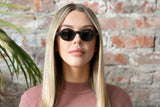 Mujer con Magnolia, gafas de sol redondas pequeñas de madera