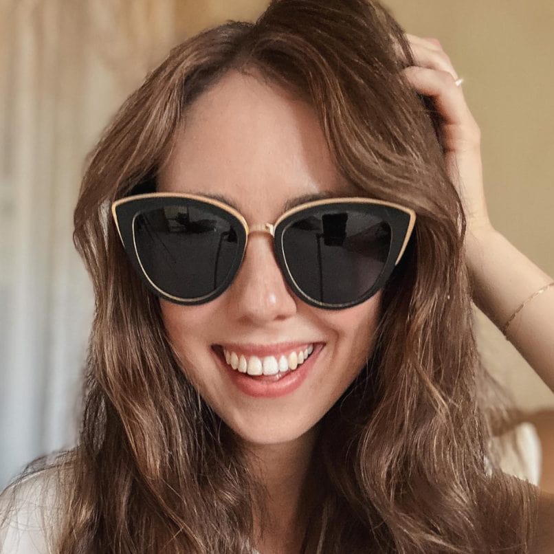 Mujer con gafas de sol de ojo de gato Kraywoods