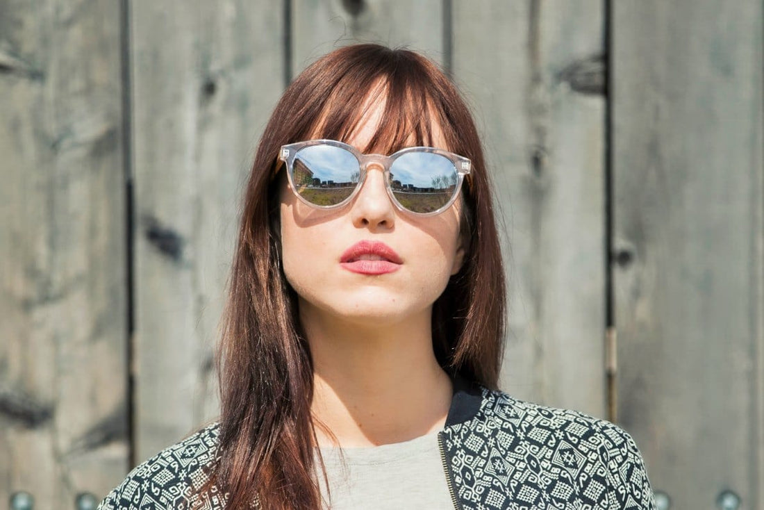 Mujer con Groove, gafas de sol redondas con montura transparente reflectante