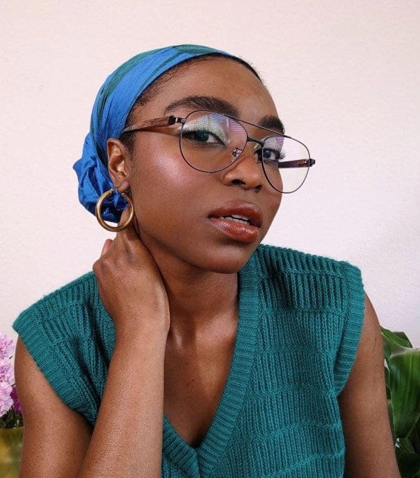 Mujer con gafas Kraywoods Purpose Gold, de metal negro de aviador