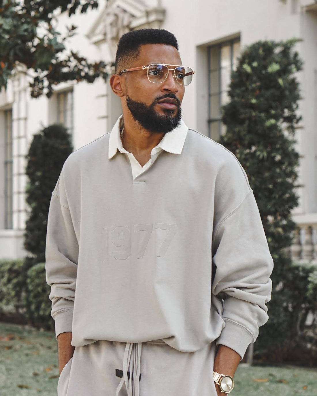 Hombre con gafas Kraywoods Drive, gafas de aviador cuadradas de metal