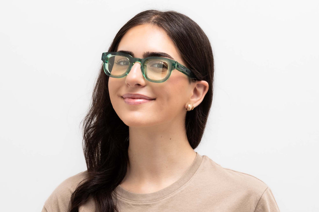 Mujer con gafas de sol Juno Green, gruesas, redondeadas y cuadradas de color verde con lente amarilla