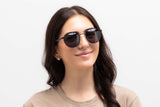 Mujer con gafas de sol Austin Black , redondas de metal negro