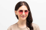 Mujer con Elton, gafas de sol Elton John en hexágono rosa
