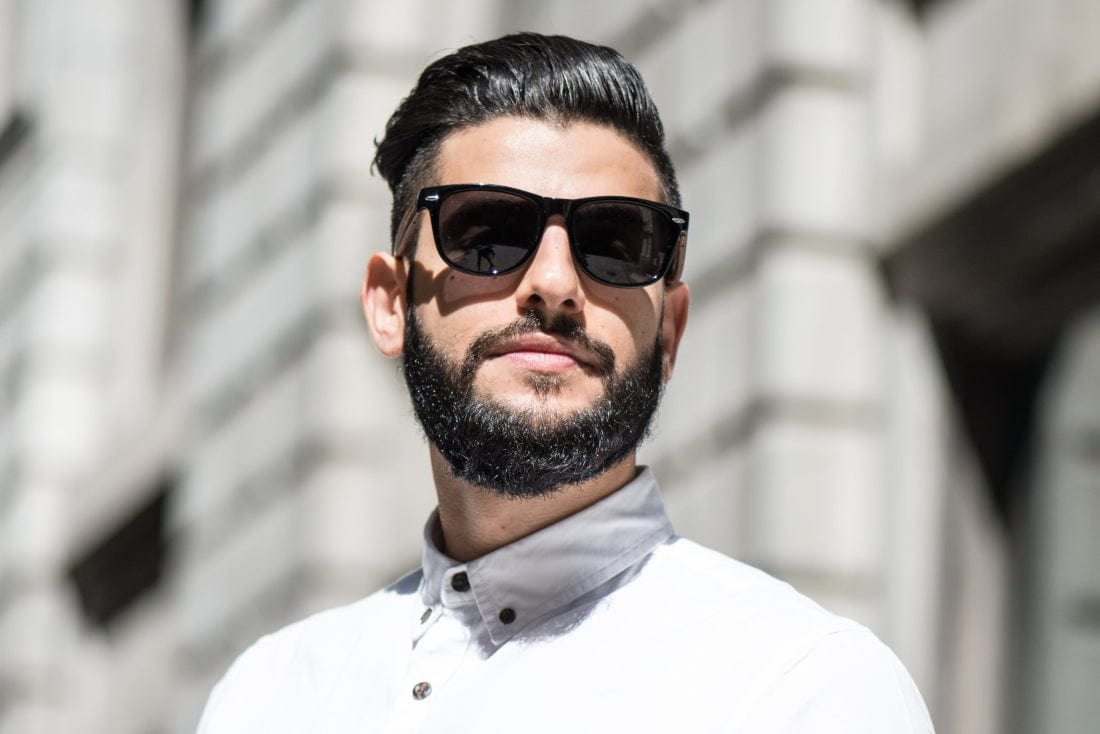 Hombre con gafas de sol Challenger, cuadradas de madera negra