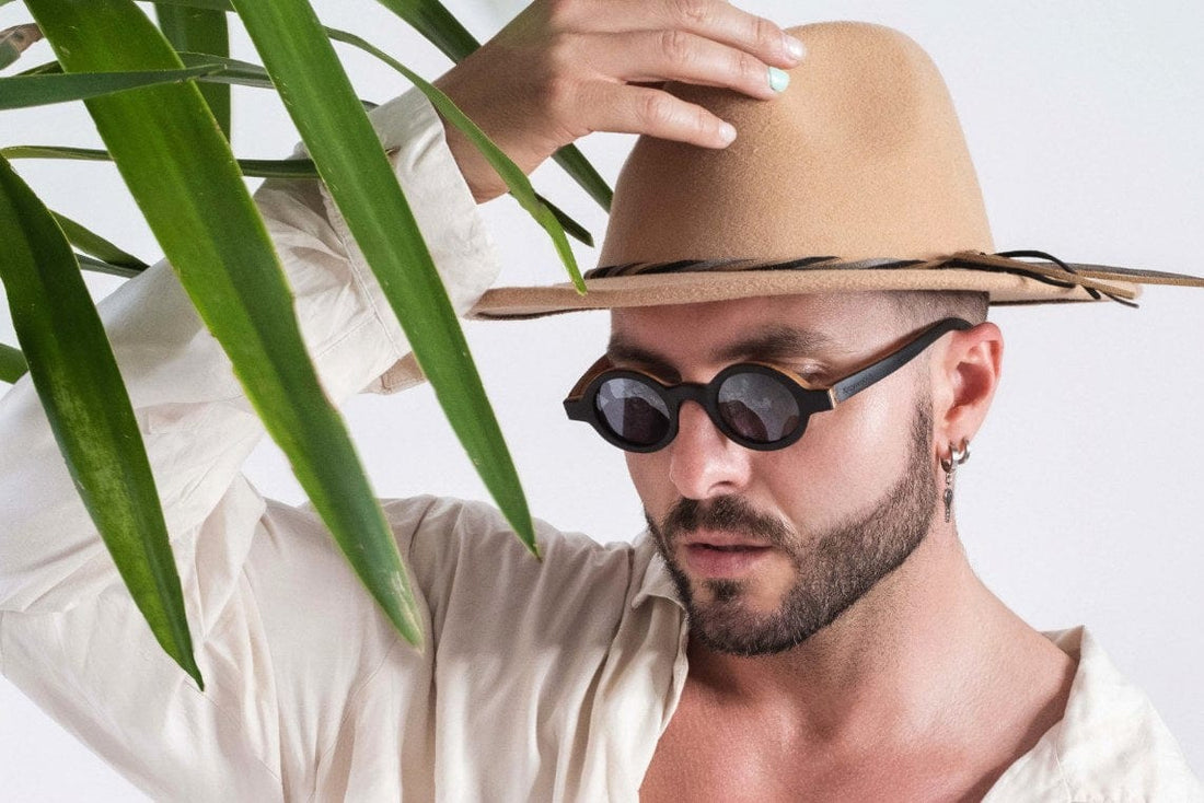 Hombre con gafas de sol Magnolia, pequeñas y redondas de madera
