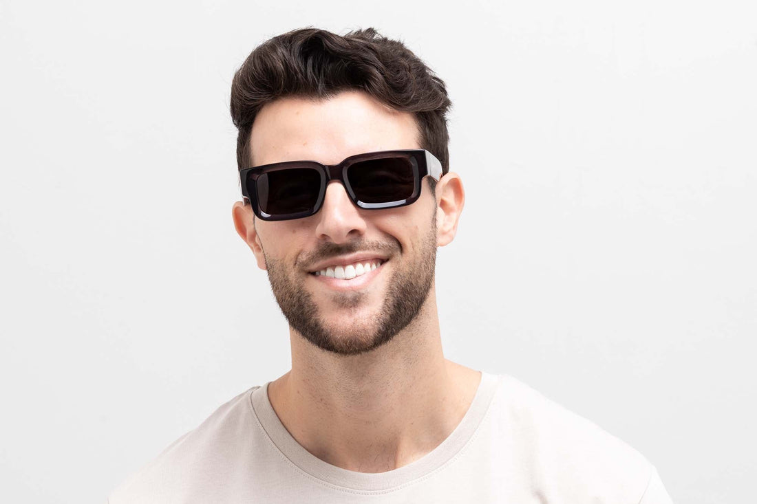 Hombre con gafas de sol Nova, gafas de sol rectangulares marrón oscuro con lente polarizada gris